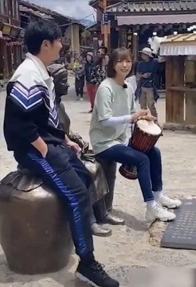 反转了?文旅局回应郭京飞王珞丹坐雕塑:不是文物,可以坐