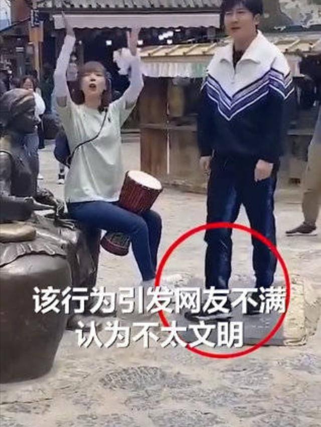 反转了？文旅局回应郭京飞王珞丹坐雕塑：不是文物，可以坐