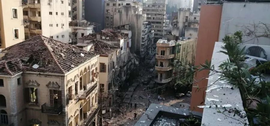 爆炸之后，瓦砾遍布街道。（图源：俄罗斯卫星网）