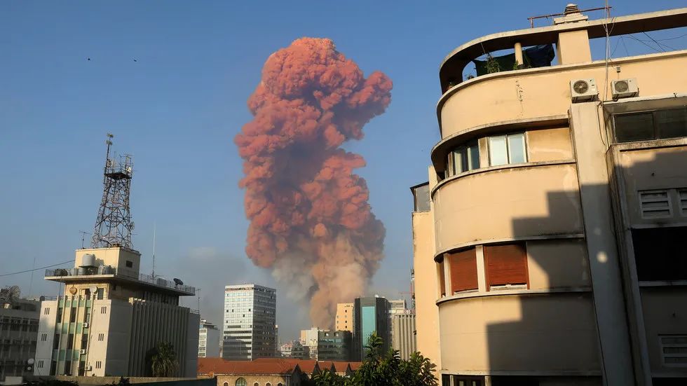 爆炸现场升起的红色蘑菇云。（图源：RT）