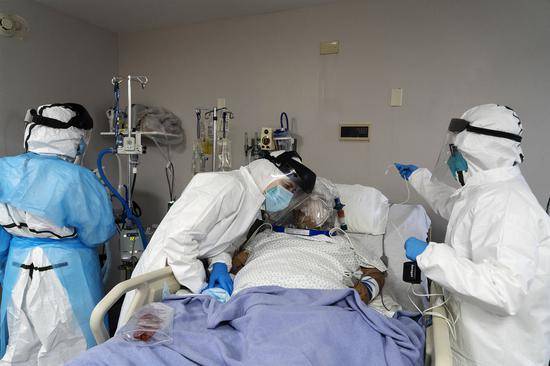  美国医务人员为重症监护病人提供治疗。（图源：Getty Images）