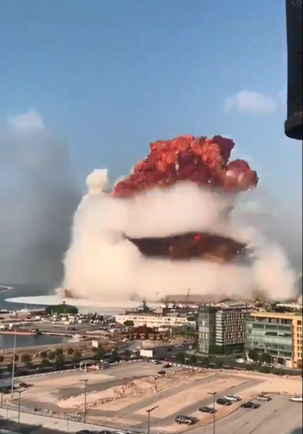 爆炸现场升起的红色蘑菇云。（图源：推特）