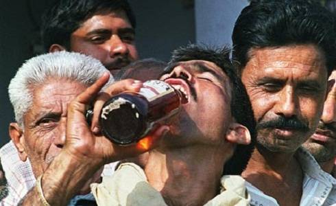 印度假酒事件已致104死 十余年间假酒为何屡禁不止？