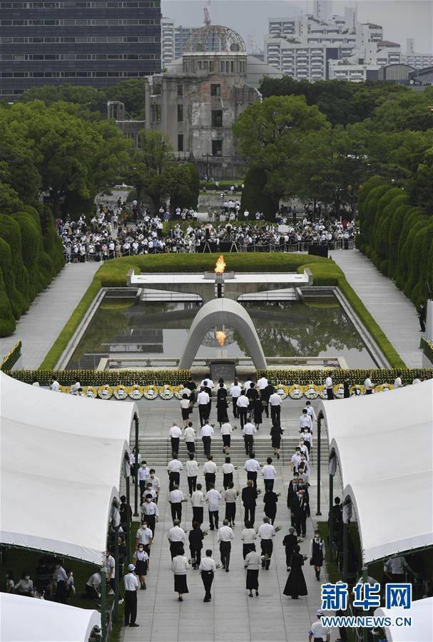这是8月6日在日本广岛拍摄的原子弹轰炸75周年纪念活动现场。 