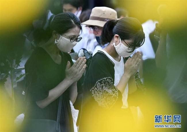 8月6日，在日本广岛，人们在原子弹轰炸75周年纪念活动正式开始前双手合十悼念。 