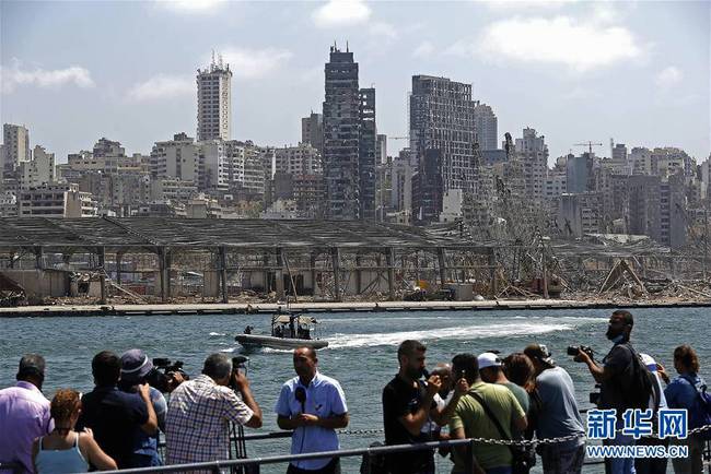 8月8日，媒体记者在被炸毁的黎巴嫩贝鲁特港口区采访。