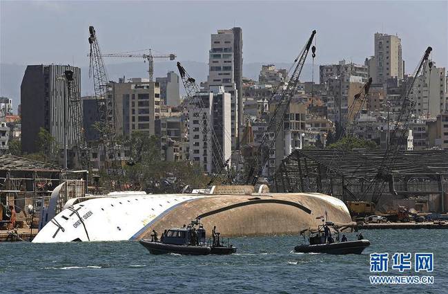 这是8月8日在黎巴嫩贝鲁特港口区拍摄的在爆炸中受损倾覆的“东方女王”号邮轮。