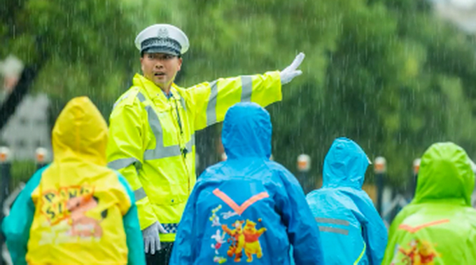 小学毕业照辅警坐C位 网友：太暖心了，这是最好的感谢