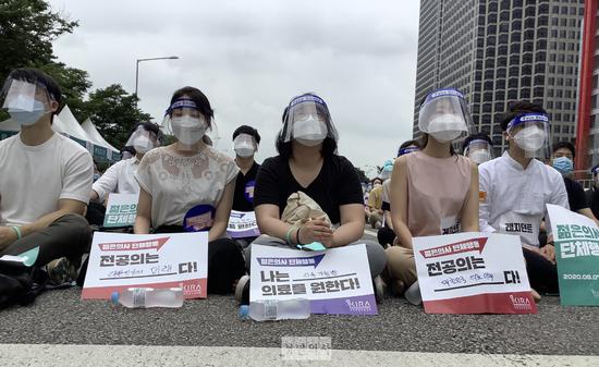 8月7日，韩国实习医生协会举行罢工（青年医生网）