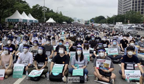 8月7日，韩国实习医生协会举行罢工（青年医生网）