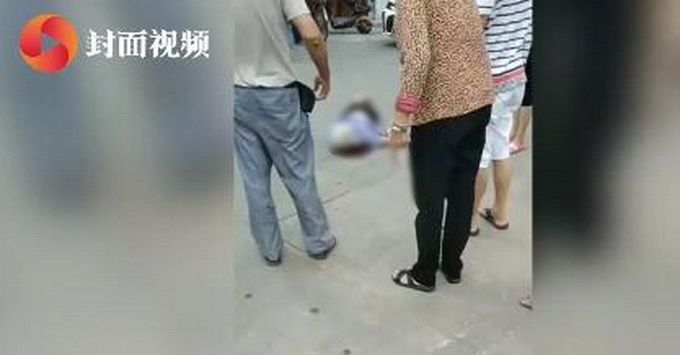【官方通报】老人被狗绳绊倒摔地后身亡 女子带狗逃离目前警方已介入