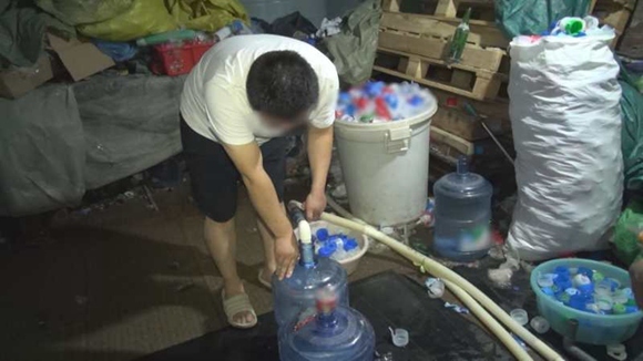 北京海淀警方铲除桶装水非法灌装窝点