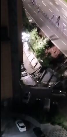 【突发】四川宜宾通报路面塌陷最新进展：21辆汽车已吊起15辆