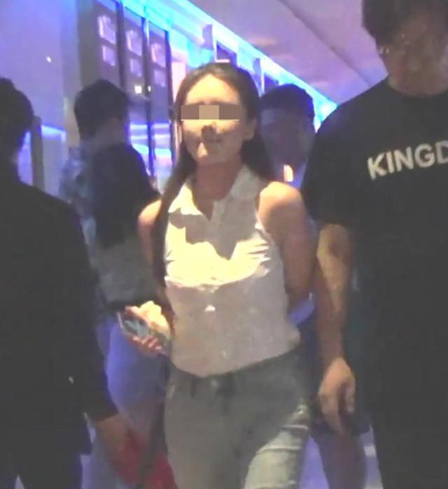 现实版顾佳许幻山?王岳伦再曝与美女搂腰亲密照 夫妻店解体,婚姻名存实亡