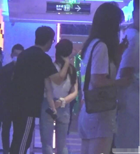 现实版顾佳许幻山?王岳伦再曝与美女搂腰亲密照 夫妻店解体,婚姻名存实亡