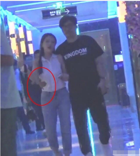 现实版顾佳许幻山?王岳伦再曝与美女搂腰亲密照 夫妻店解体,婚姻名存实亡