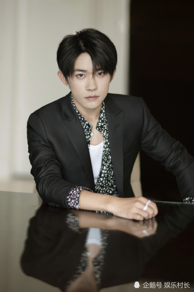 静待真相!王俊凯单曲封面设计师否认抄袭 将起诉易烊千玺粉丝？