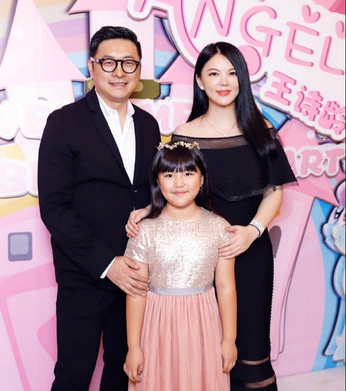现实版顾佳许幻山?王岳伦再曝与美女搂腰亲密照 夫妻店解体,婚姻名存实亡