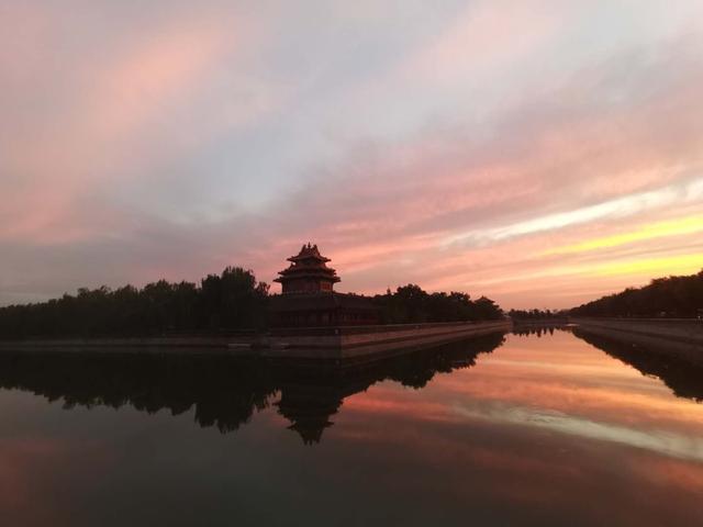 【神秘幻境】北京绝美晚霞上热搜 连续两天出现的绚丽晚霞如油画般浓郁