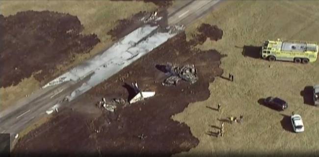 美国一小型私人飞机冲出跑道起火 造成一人死亡