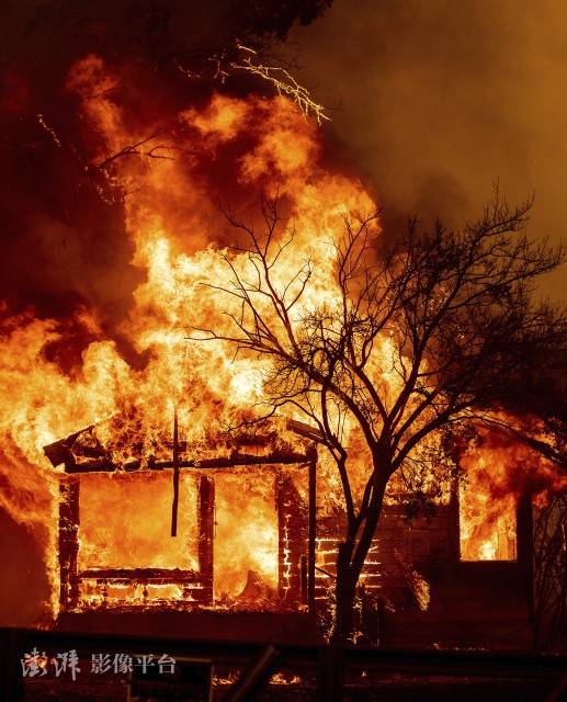 火灾导致大量房屋被烧毁  图源：澎湃影像