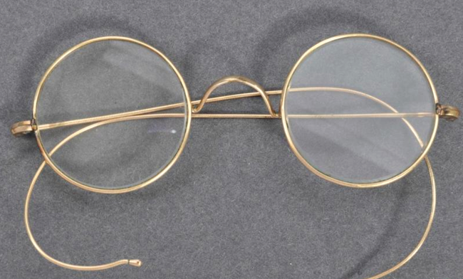 印度“圣雄”甘地镀金眼镜在英国以26万英镑高价拍出