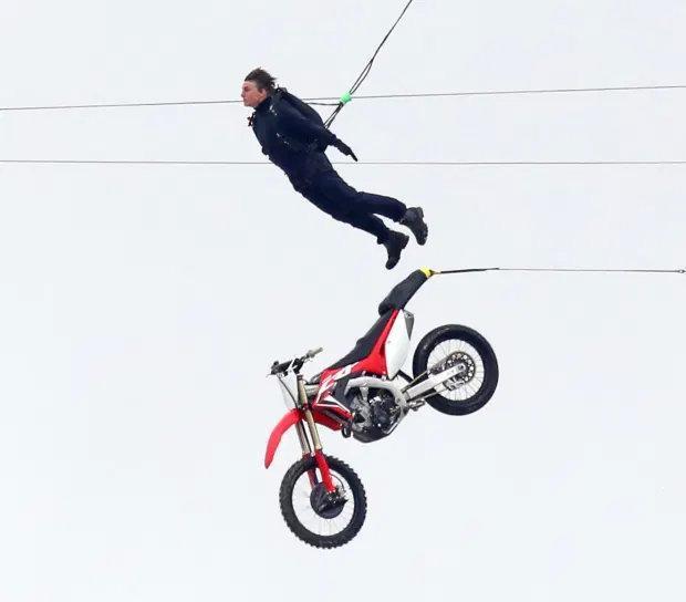 极限挑战！58岁阿汤哥高台跳车 为了电影效果无限接近死亡