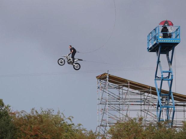 极限挑战！58岁阿汤哥高台跳车 为了电影效果无限接近死亡