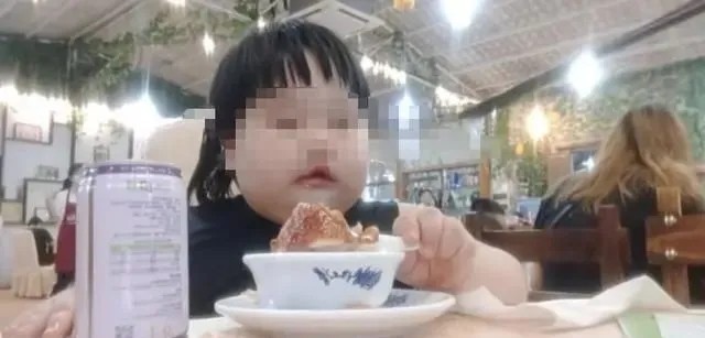 摊上大事了!妇联介入3岁吃播女童事件,3岁女童竟被喂到70斤只为赚钱