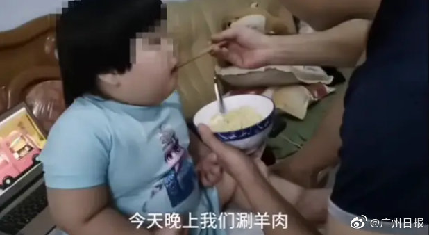 摊上大事了!妇联介入3岁吃播女童事件,3岁女童竟被喂到70斤只为赚钱
