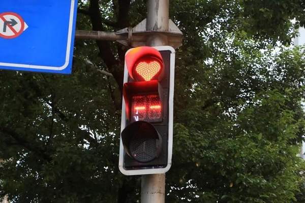 长沙街头红绿灯变心形,连红绿灯都在过七夕!