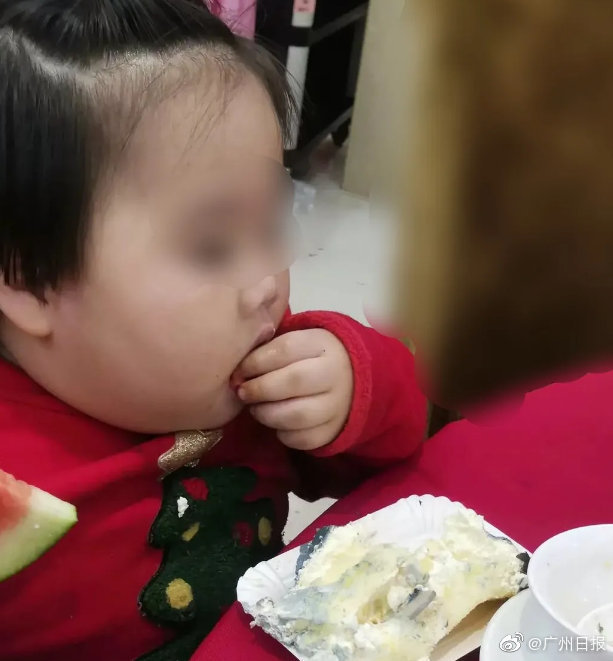 摊上大事了!妇联介入3岁吃播女童事件,3岁女童竟被喂到70斤只为赚钱
