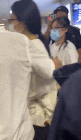 喻言被男子搂背是怎么回事?官方通告此人为节目组安保工作人员什么情况?