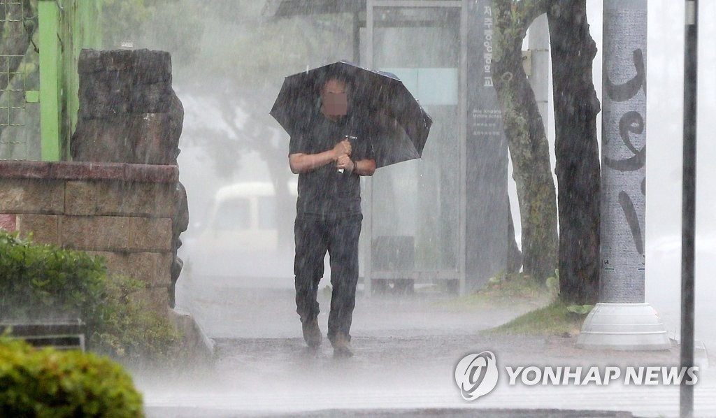 台风路径实时发布系统：第8号台风“巴威”强势登陆韩国济州 来往航线纷纷关停