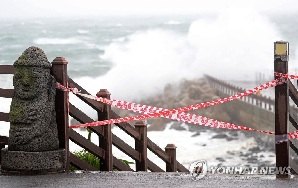 台风路径实时发布系统：第8号台风“巴威”强势登陆韩国济州 来往航线纷纷关停