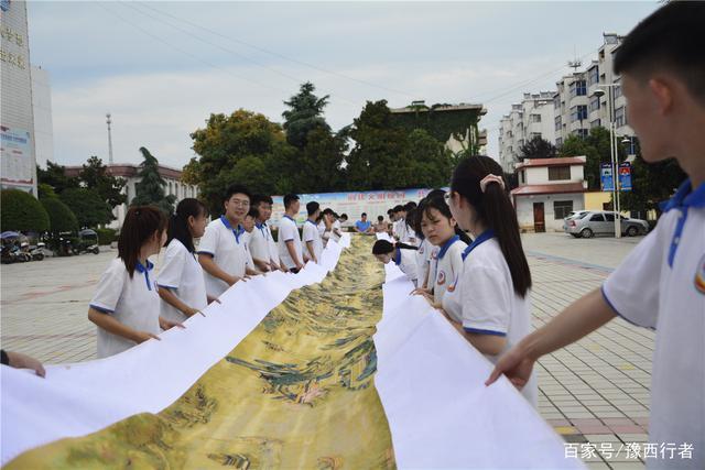 超强毅力!女子10年绣完36米长清明上河图,花万元买了十字绣的材料