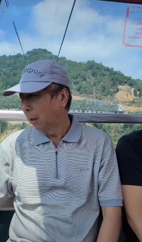 62岁冯巩坐缆车吓得满头汗!遇路人大方合影好亲切