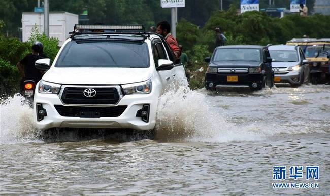 8月27日，汽车在巴基斯坦卡拉奇涉水行驶。 