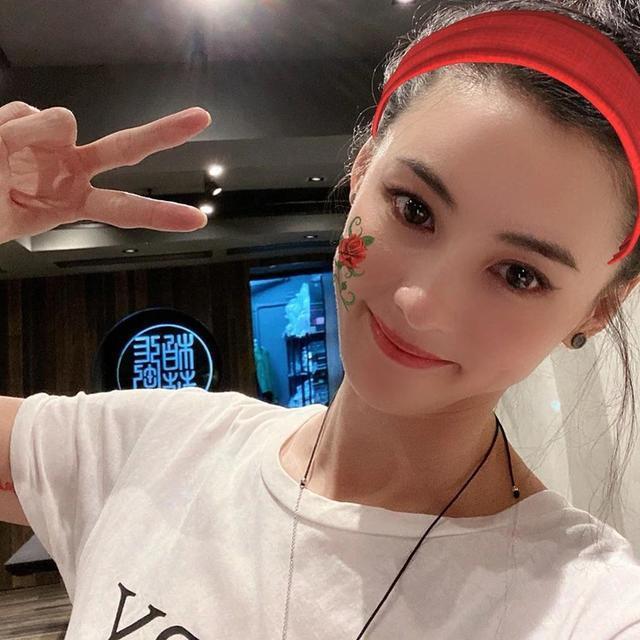张柏芝小腹凸起被疑怀四胎是真的吗?蜜汁操作耐人寻味!