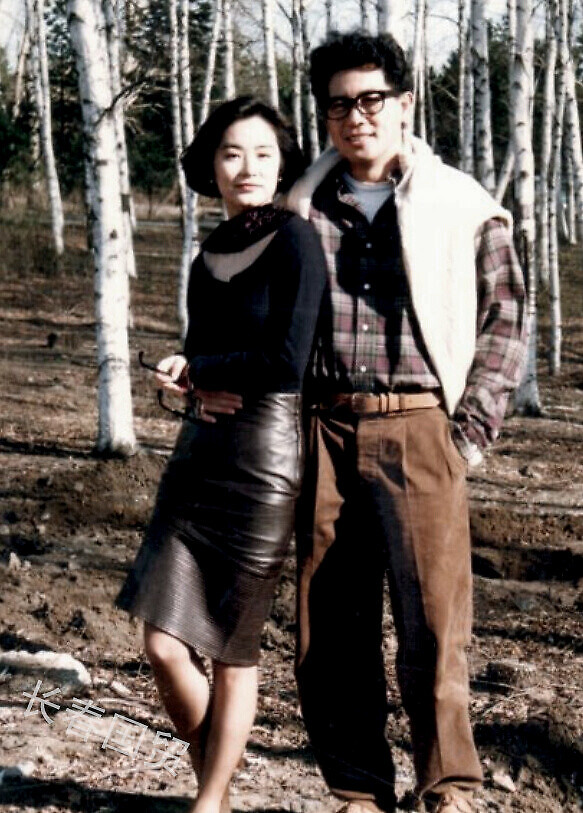 林青霞秦汉31年前合影照，二人青涩甜蜜幸福相拥