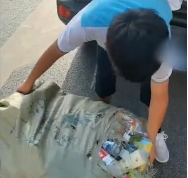 【点赞】13岁少年军训后拎回一麻袋废品 要把废品卖了当班费