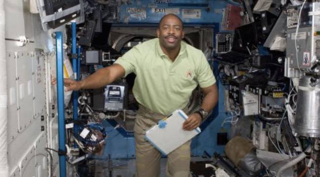 非裔退役宇航员：我不怕去太空，但我怕被警察拦下