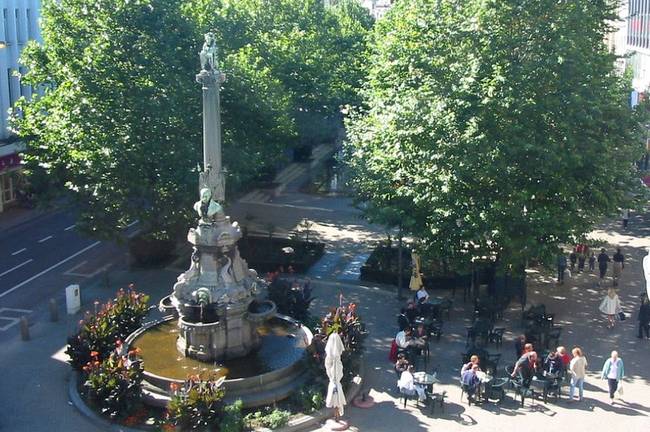 传说成真！比利时一城市喷泉翻修，挖出首任市长心脏