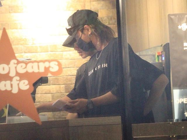 罗志祥点赞嫩模后现身，店铺搬货算账闲不下来，暴瘦后满脸憔悴