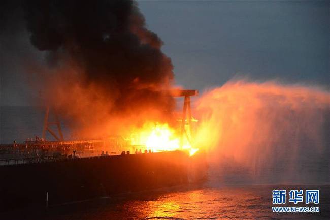 9月3日，在斯里兰卡以东海域，“新钻石”号油轮火光冲天。