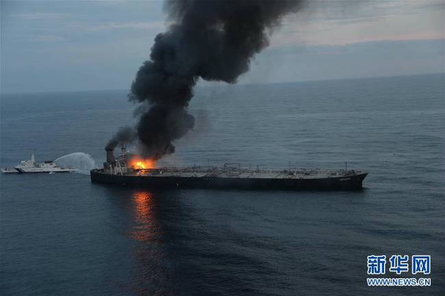 9月3日，在斯里兰卡以东海域，“新钻石”号油轮火光冲天。