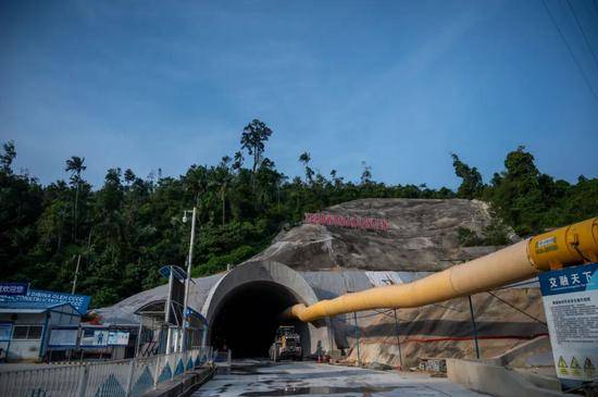 ▲8月11日，在马来西亚彭亨州，工人在东海岸铁路项目关丹隧道建设工地工作。（新华社）