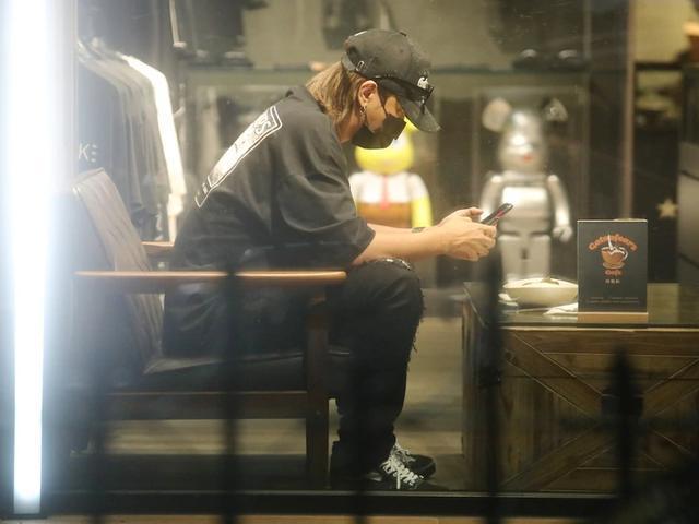 罗志祥点赞嫩模后现身，店铺搬货算账闲不下来，暴瘦后满脸憔悴
