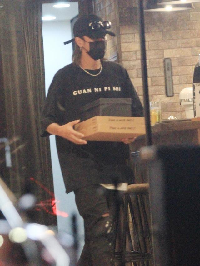 罗志祥点赞嫩模后现身，店铺搬货算账闲不下来，暴瘦后满脸憔悴
