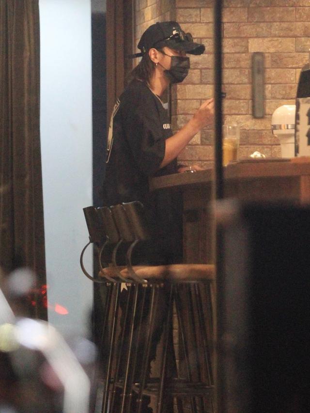 罗志祥点赞嫩模后现身，店铺搬货算账闲不下来，暴瘦后满脸憔悴